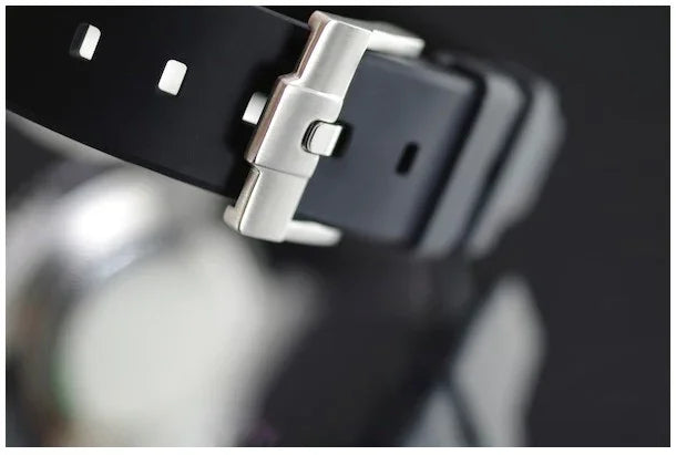 RubberB M106CD Black with buckle Strap - detail