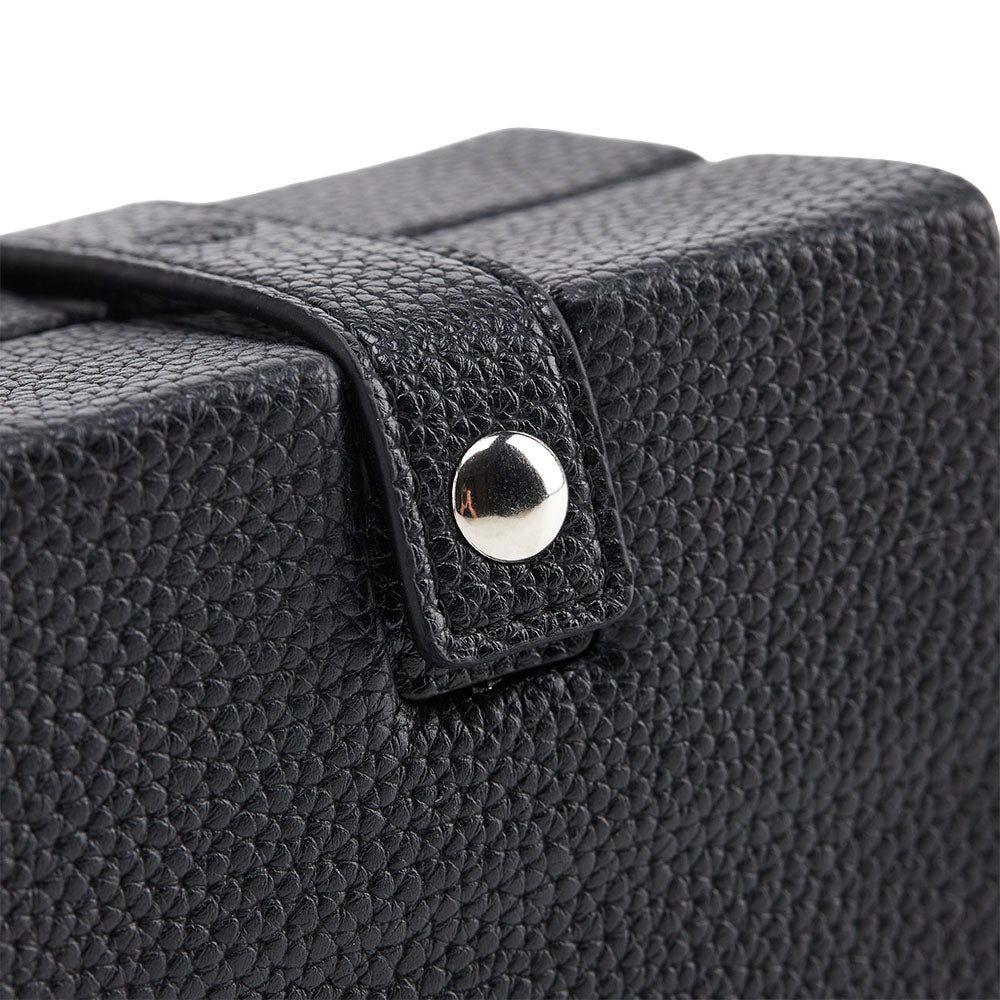 Detail of the press stud and grained leather of the Oléron case