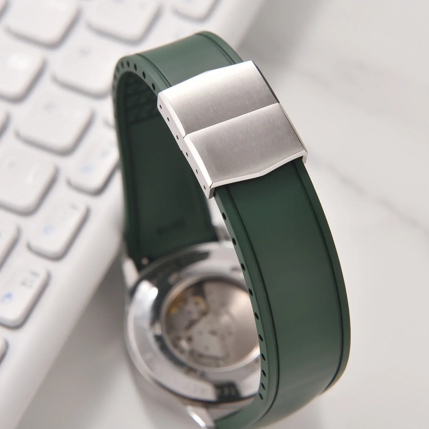 KronoKeeper curved adjustable Rubber Strap with deployant clasp - Orange - detail