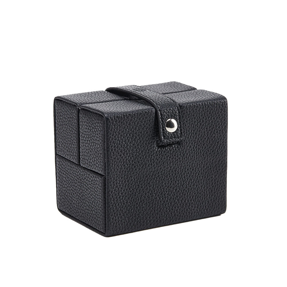 Oléron 1-watch case in black grained leather, three-quarter view